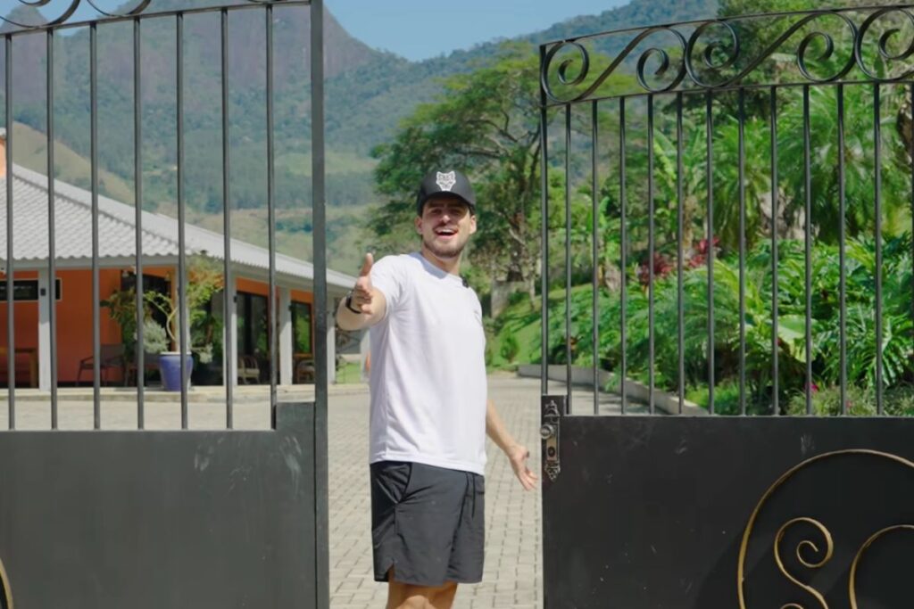 Jon Vlogs abre as portas da nova fazenda da família e surpreende ao mostrar estrutura que parece um resort, com piscina de borda infinita, palco, spa, área gamer, suítes, alojamentos para dezenas de convidados, casa exclusiva para pilotos, criação de animais, curral e cachoeiras escondidas no meio da mata