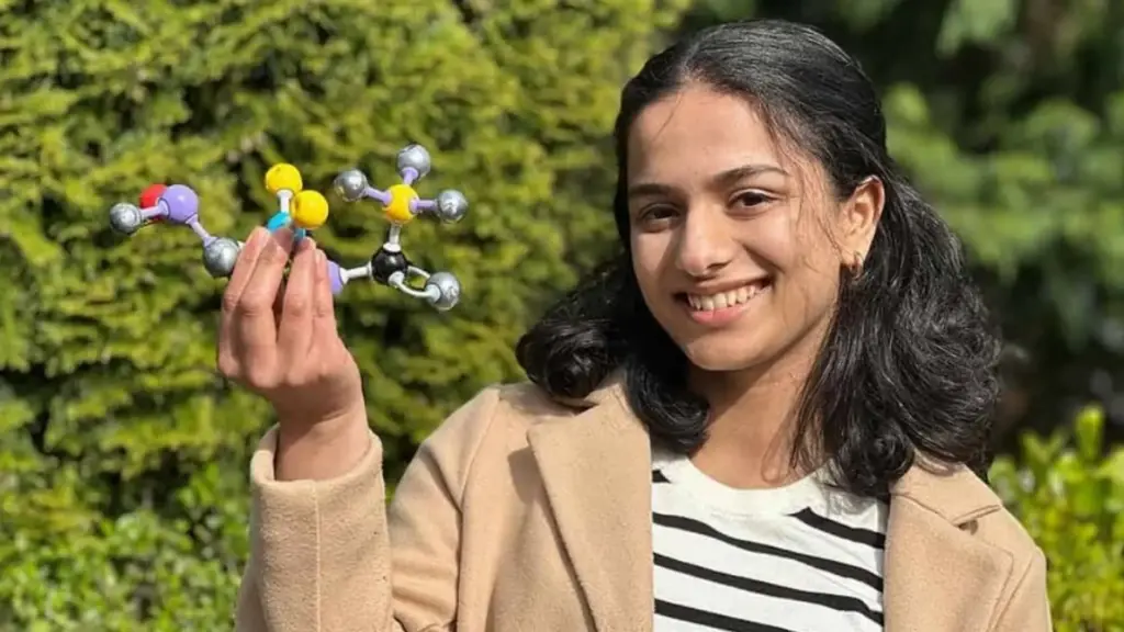 Aos 18 anos, estudante cria plástico biodegradável de origem vegetal que libera enzimas capazes de degradar microplásticos de PET enquanto se decompõe, vence prêmio europeu de US$ 12,5 mil e agora tenta desenvolver o protótipo para futuras aplicações em embalagens e sacos de compostagem