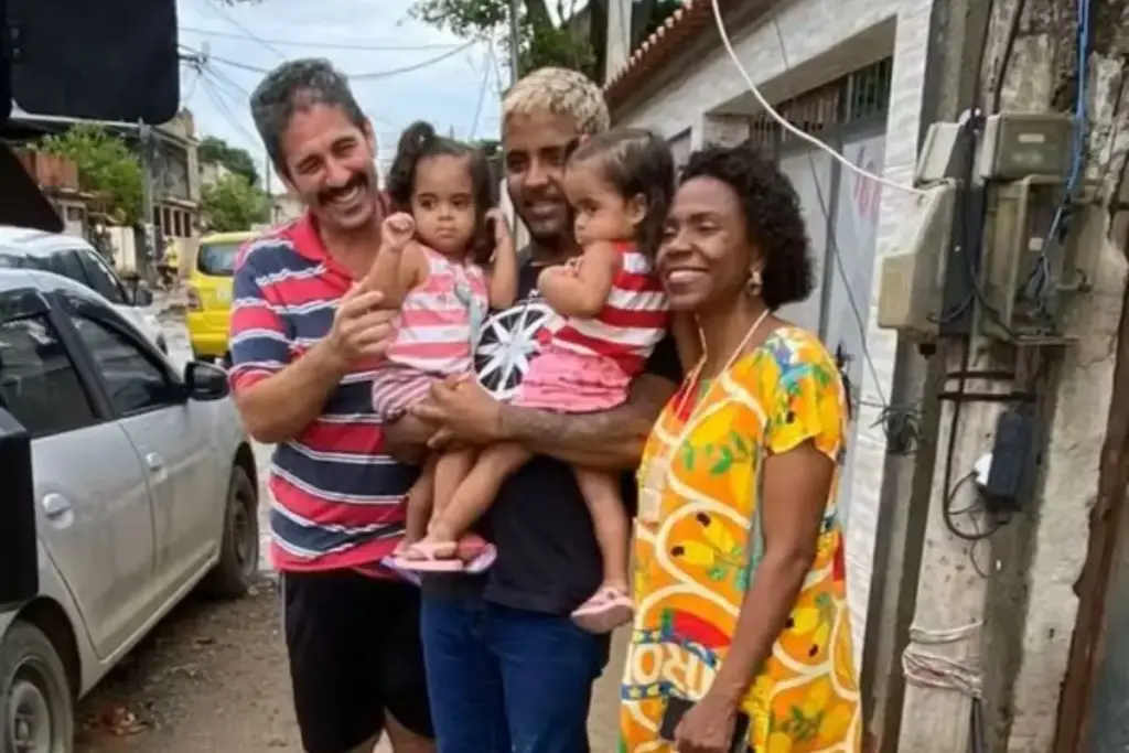 Jovem de 20 anos entra na enxurrada em Nova Iguaçu para arrancar do carro arrastado uma enfermeira e as duas filhas, vira o “Herói da Baixada” e vê a vaquinha aberta para ele saltar da meta de R$ 6 mil para quase R$ 80 mil
