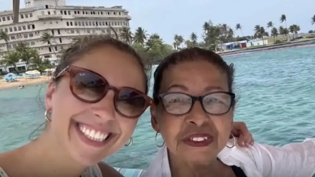 Jovem de 27 anos tira os fones durante viagem de trem, começa a conversar com uma idosa de 81 anos e transforma o encontro em amizade com jantares semanais; ao descobrir que a idosa não voltava a Porto Rico havia mais de 50 anos por medo de avião, decide acompanhá-la e ajuda a realizar o sonho