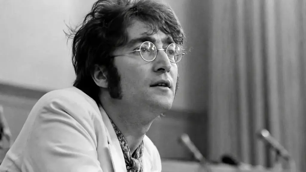 Homem compra coleção de discos por cerca de R$ 70, encontra carta de protesto escrita por John Lennon à rainha Elizabeth II em 1969 e descobre que documento esquecido pode valer mais de R$ 400 mil Homem compra coleção de discos por cerca de R$ 70, encontra carta de protesto escrita por John Lennon à rainha Elizabeth II em 1969 e descobre que documento esquecido pode valer mais de R$ 400 mil
