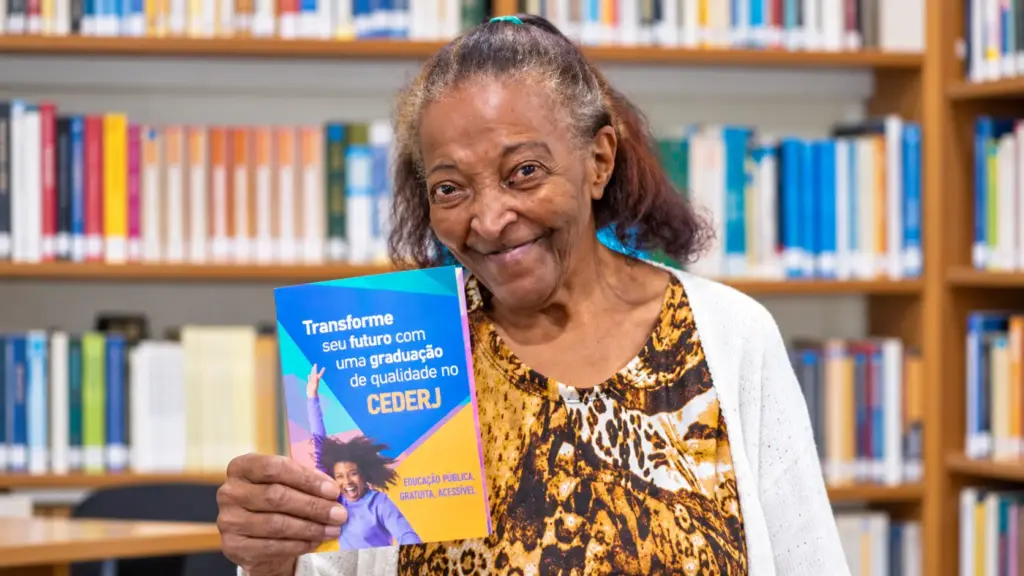 Sem dinheiro para lápis e caderno na infância, ela volta aos estudos aos 60 anos, termina ensino médio aos 65, entra na universidade aos 79 e aprende tecnologia aos 81