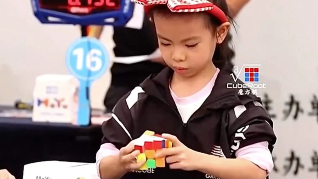 Menina de 6 anos faz história ao resolver cubo mágico em 4,27 segundos, quebrar o recorde mundial duas vezes em três dias e superar competidores muito mais velhos