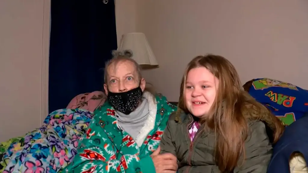 Aos 8 anos, menina retira neve da calçada quando ouve a vizinha pedir socorro, encontra a mulher caída no gelo havia pelo menos uma hora, chama a mãe para levá-la de volta para casa, retorna 3 ou 4 vezes para saber como ela está e se oferece para lavar suas roupas até ouvir que ela precisava de “outro neto”