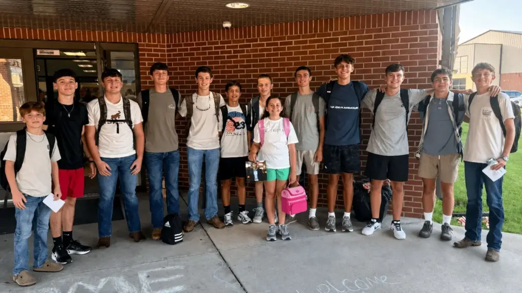 Menina de 9 anos perde o irmão de 14 pouco antes do novo ano letivo e teme não ter com quem repetir a tradicional foto do primeiro dia de aula, mas 12 amigos dele aparecem de surpresa para acompanhá-la e mantêm vivo o ritual que os dois faziam juntos