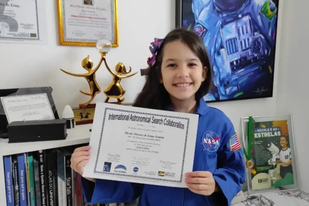 Menina prodígio de 8 anos nascida em Alagoas e criada em Fortaleza com bolsa de estudos foi apontada em 2021 como a astrônoma amadora mais jovem do mundo e ganhou convite para receber prêmio em Londres, após identificar mais de 40 asteroides em programa internacional, virar bicampeã da Olimpíada de Astronomia e se destacar também como embaixadora mirim da ciência