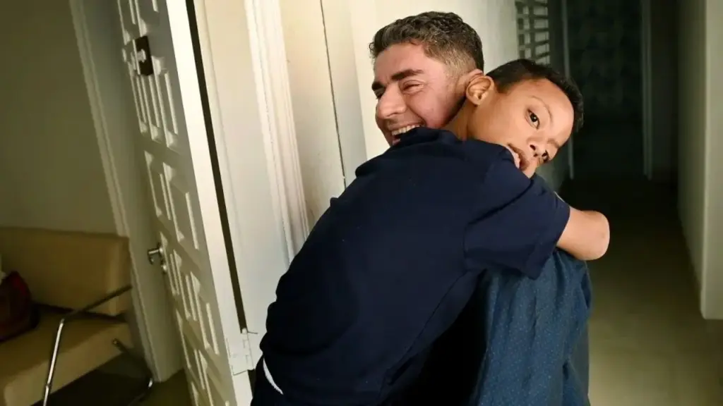 Menino de 3 anos com T21 vivia praticamente como “morador” de hospital após ser abandonado pelos pais, até um pediatra levar suas roupas sujas para casa e criar um vínculo inesperado; quando a Vara da Infância discute seu destino, ele liga para a esposa, decide acolhê-lo e dois dias depois consegue a guarda da criança