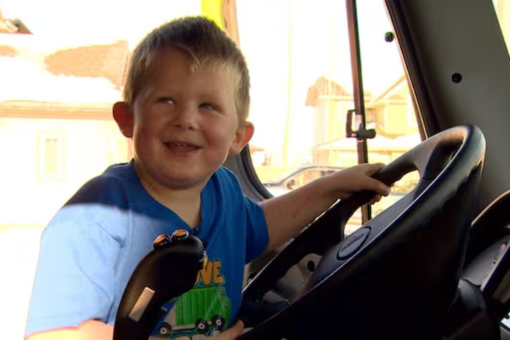 Menino de 4 anos pede 100 caminhões de lixo de presente de aniversário em cidade do Canadá, sai de casa e encontra a rua tomada por cerca de uma dúzia de caminhões enfileirados buzinando para ele Menino de 4 anos pede 100 caminhões de lixo de presente de aniversário em cidade do Canadá, sai de casa e encontra a rua tomada por cerca de uma dúzia de caminhões enfileirados buzinando para ele