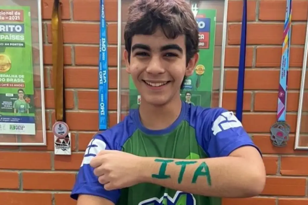 Menino superdotado de 13 anos, bolsista de escola no Ceará, foi aprovado em 2022 em 1º lugar no curso de Direito de universidade federal e virou o mais jovem do país a conquistar a vaga, após passar também em outras duas universidades públicas, colecionar medalhas na Olimpíada de Matemática e se destacar também com dicas de estudo que viralizaram