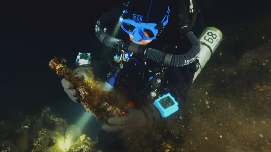 Mergulhadores encontram mais de 100 garrafas de champanhe com até 175 anos dentro de navio do século XIX quase intacto a cerca de 60 metros de profundidade no Mar Báltico; o que parecia um pequeno barco de pesca também escondia porcelanas e água mineral, mas a carga ainda depende de autorização para ser retirada do fundo do mar Mergulhadores encontram mais de 100 garrafas de champanhe com até 175 anos dentro de navio do século XIX quase intacto a cerca de 60 metros de profundidade no Mar Báltico; o que parecia um pequeno barco de pesca também escondia porcelanas e água mineral, mas a carga ainda depende de autorização para ser retirada do fundo do mar