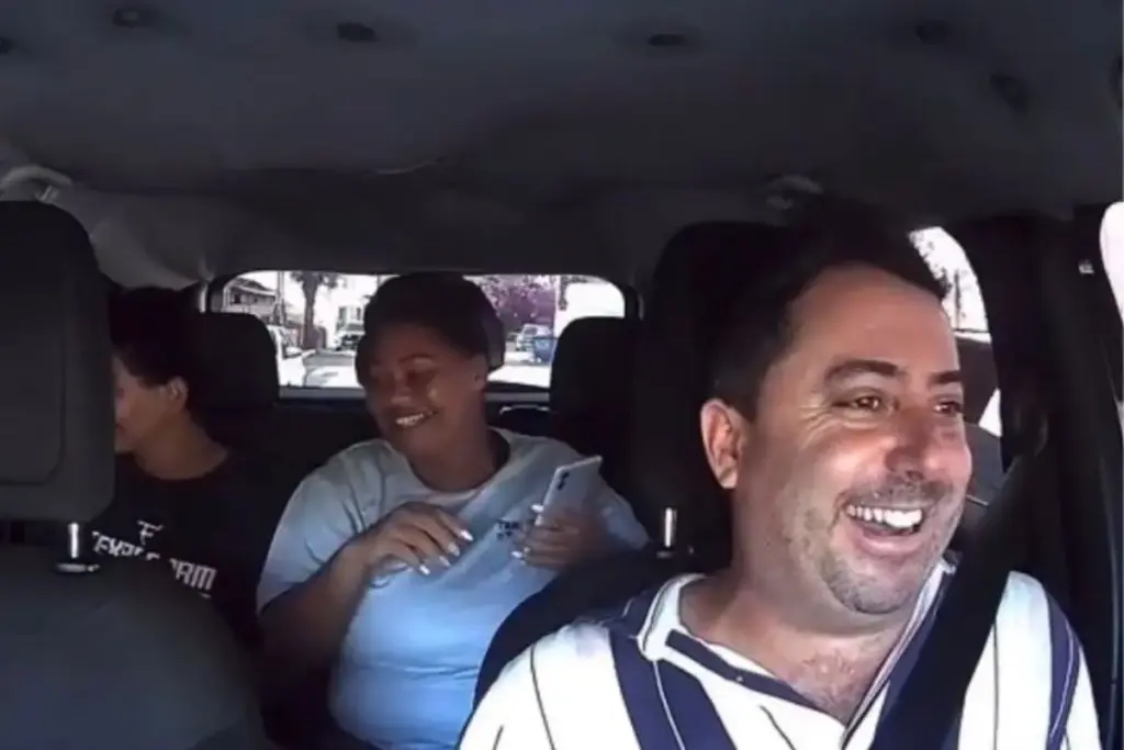 Motorista de Uber puxa conversa com uma diarista a caminho da faxina em 2026, percebe quanto ela recebe por um dia inteiro de trabalho, devolve o valor da corrida na hora e deixa a passageira em lágrimas, em vídeo que viralizou