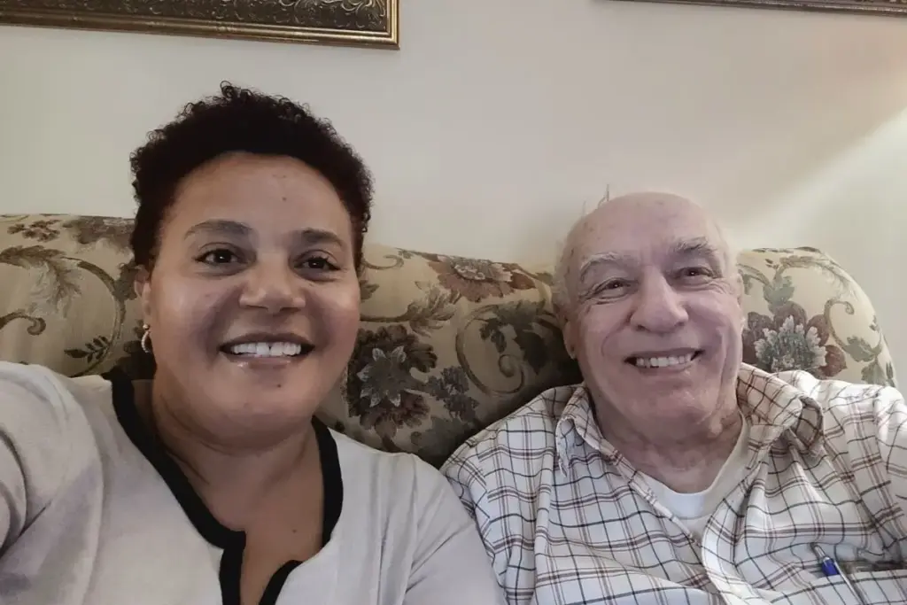 Motorista de aplicativo de 52 anos atende a corrida de um idoso de 88 que só queria consertar o celular, percebe a solidão do passageiro, passa a levá-lo de graça a todos os compromissos e larga o emprego de bancária, com corte de 50% na renda, para ser a cuidadora dele em tempo integral