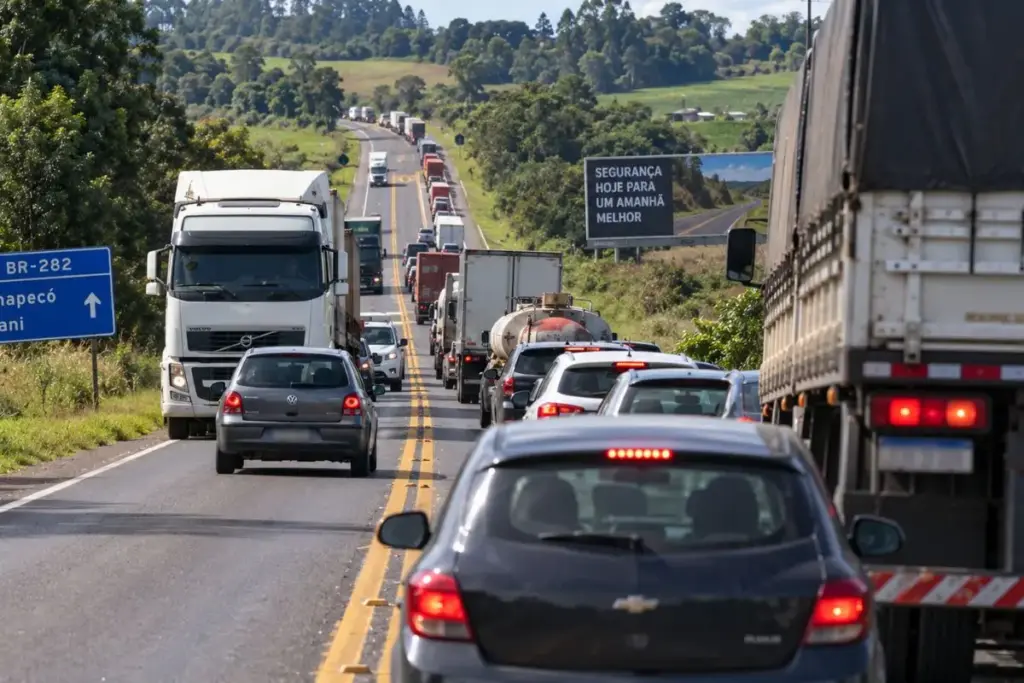 Motoristas enfrentam filas atrás de caminhões, ultrapassagens arriscadas e viagens que chegam a 2h30 na BR-282 entre Chapecó e Irani, onde passam cerca de 16 mil veículos por dia e projeto de duplicação continua sem data definida para ser concluído