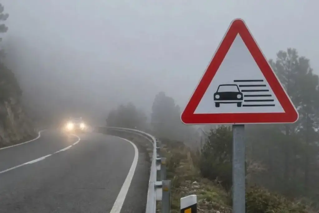 Motoristas têm encontrado em rodovias de alguns países uma placa triangular com um carro coberto por listras pretas, que sinaliza trechos onde neblina, fumaça ou chuva muito forte podem tirar a visão da pista, e o modelo não faz parte da sinalização usada nas estradas brasileiras