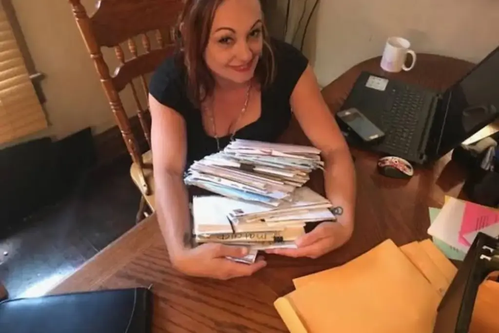 Mulher encontrou em 2017, ao chegar do trabalho, um bilhete escrito à mão pela vizinha de 90 anos que morava duas casas adiante perguntando se ela aceitaria ser sua amiga, porque todos os amigos já tinham morrido, e respondeu com visitas 4 vezes por semana com o marido e os filhos