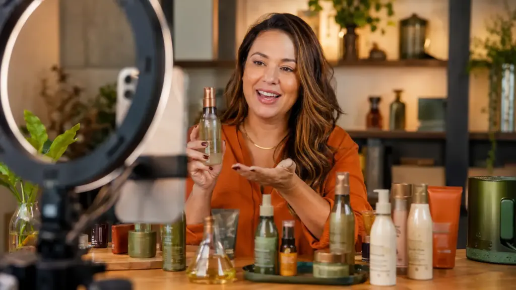 Natura transforma consultoras em apresentadoras de live, realiza 52 mil transmissões em um ano e eleva conversão em 228% durante maratona de 12 horas no TikTok Shop