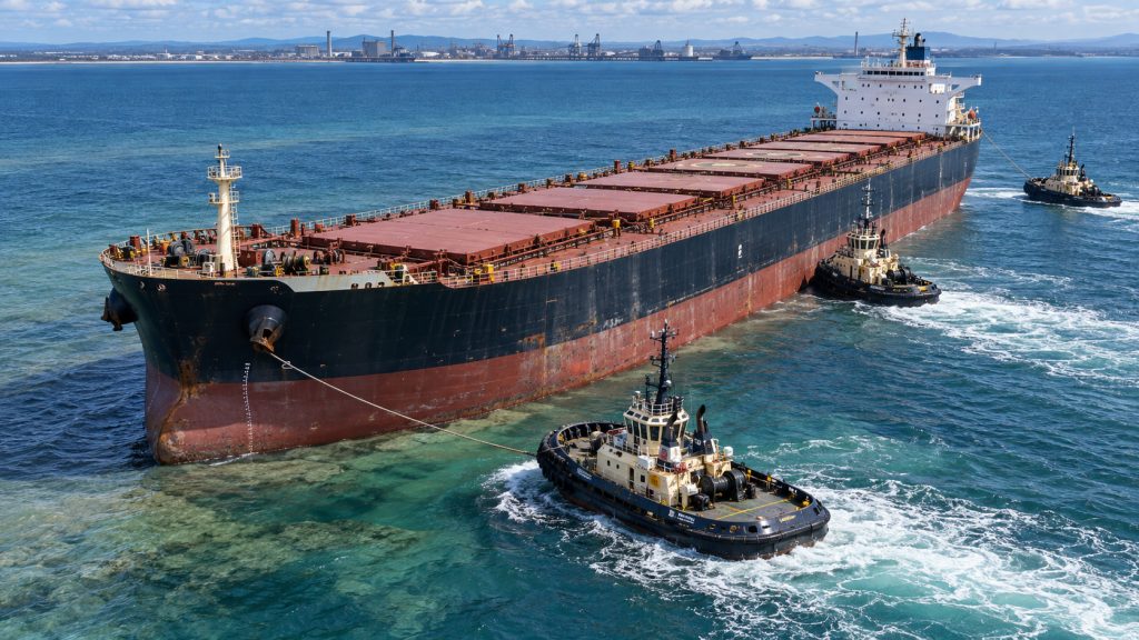 Navio cargueiro encalhou perto de porto na Austrália, ficou preso mesmo com ajuda de rebocadores e virou alvo de investigação sobre o acidente