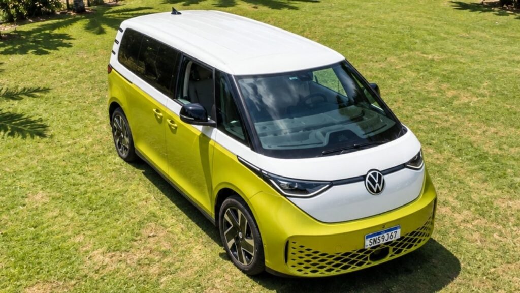 Nova Kombi elétrica da Volkswagen chega ao Brasil com 204 cv, tração traseira e autonomia de 337 km, chama atenção pelo visual inspirado no modelo clássico, mas não pode ser comprada normalmente e fica disponível apenas por assinatura a partir de R$ 9 mil mensais