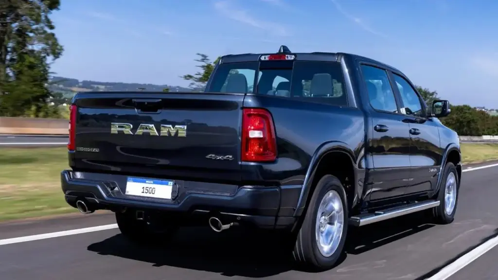 Ram coloca motor de superesportivo em uma picape gigante: nova 1500 Big Horn despeja 426 cv, vai de 0 a 100 km/h em 5,3 segundos e chega ao Brasil por R$ 449.990 como porta de entrada para as grandalhonas premium