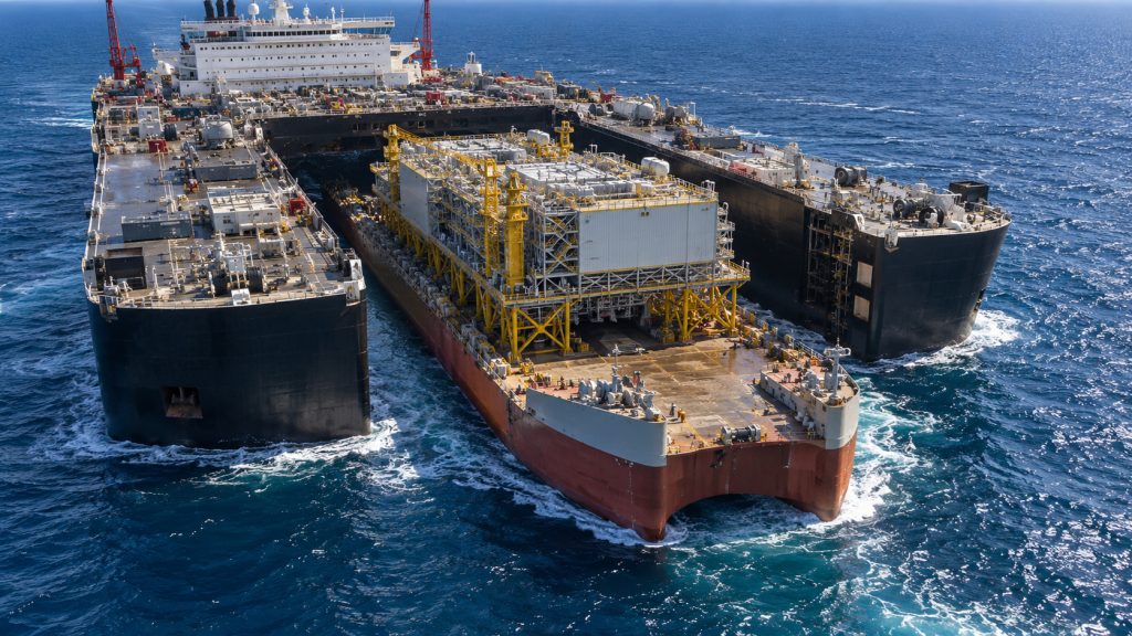 China inicia construção de navio de 230 metros projetado para entrar na proa de outro gigante e transferir plataformas inteiras no mar