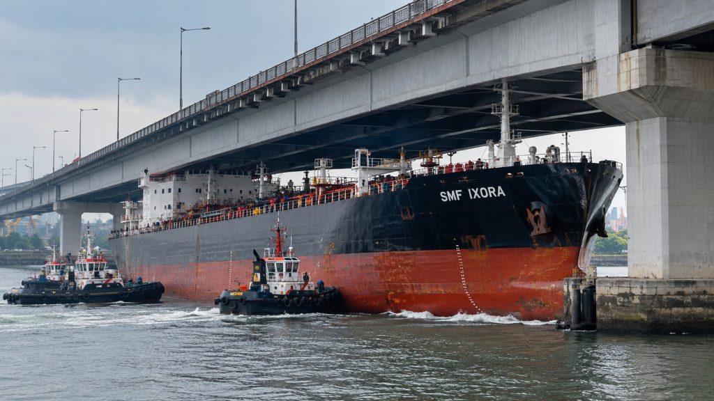 Petroleiro de 100 metros perde controle dos rebocadores na Malásia, fica preso junto a ponte rodoviária e só sai com ajuda da maré