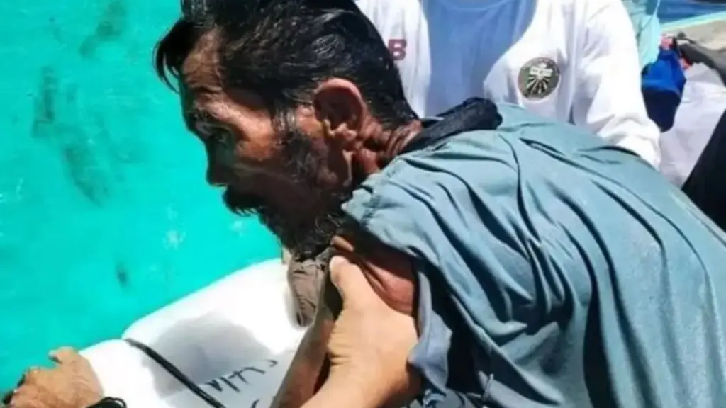 Pescador de 49 anos desaparece após o barco ficar sem combustível, deriva 635 km durante 46 dias no mar das Filipinas e sobrevive apenas com água da chuva, peixes e cocos que encontra flutuando até uma equipe da Guarda Costeira avistar sua embarcação e levá-lo ao hospital