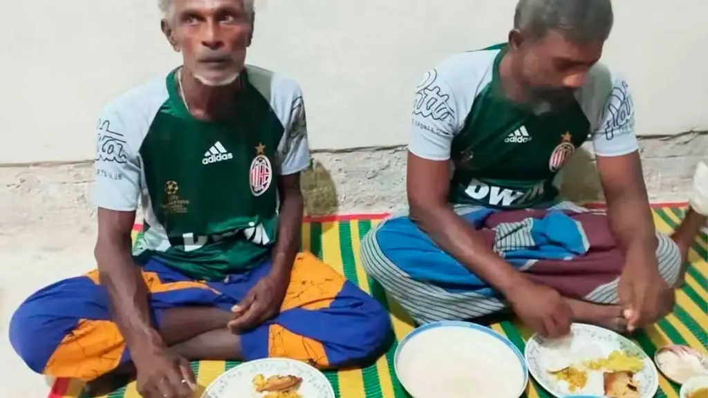 Pai e filho de 51 e 30 anos ficam no próprio barco depois que motor quebra e outros 2 tripulantes conseguem voltar, passam 36 dias à deriva e sobrevivem 29 dias com iscas e peixes crus até pescadores encontrá-los na costa de Bangladesh