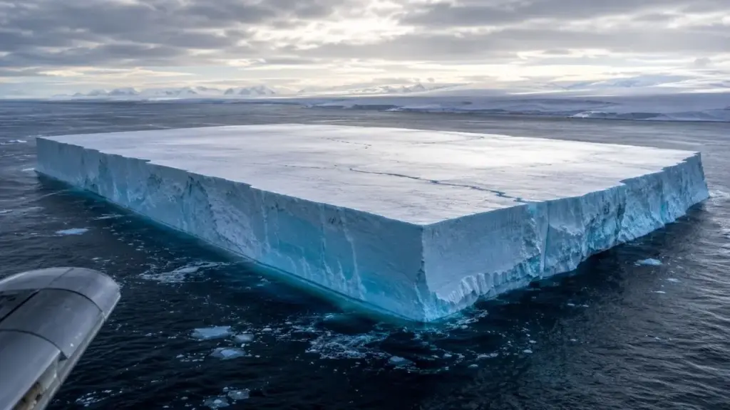 Pesquisador da NASA avista no mar de Weddell um iceberg tão reto que parece ter sido cortado por uma máquina, registra dois cantos quase perfeitos e superfície plana, e descobre que o formato incomum provavelmente surgiu porque o bloco havia se separado recentemente da plataforma Larsen C Pesquisador da NASA avista no mar de Weddell um iceberg tão reto que parece ter sido cortado por uma máquina, registra dois cantos quase perfeitos e superfície plana, e descobre que o formato incomum provavelmente surgiu porque o bloco havia se separado recentemente da plataforma Larsen C