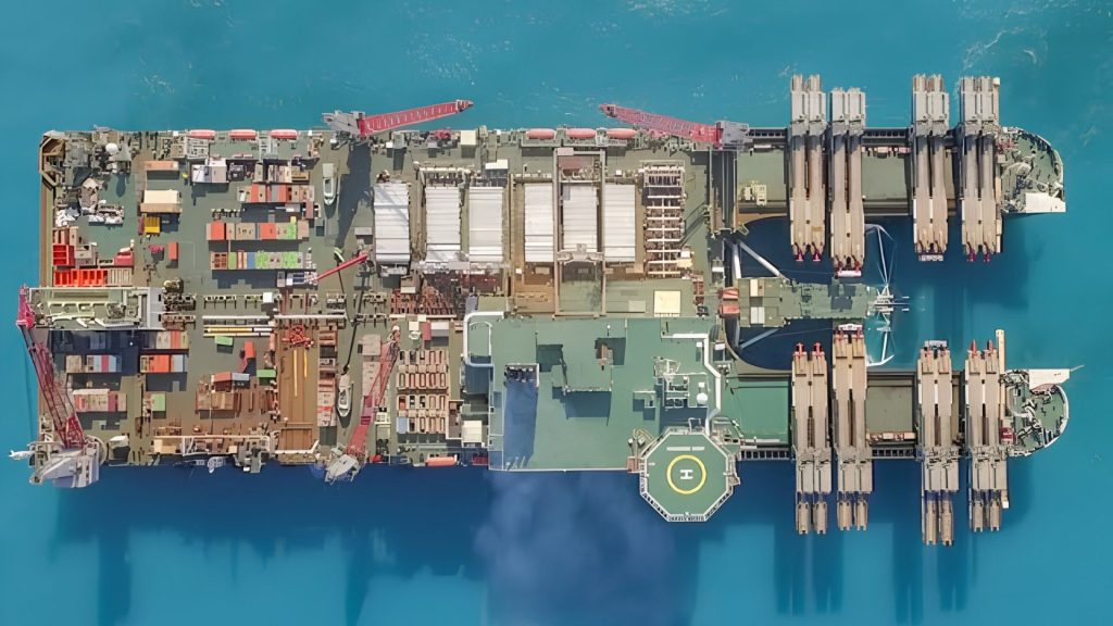 Maior navio de construção offshore do mundo se prepara para arrancar uma plataforma de 48 mil toneladas inteira do Mar do Norte em uma única operação