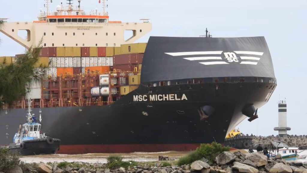 Porta-contêineres MSC Michela de 300 metros entra no canal de Itajaí-Navegantes com 11 metros de calado logo após reabertura do acesso, enfrenta correnteza forte provocada pela maré vazante e pelo excesso de chuva e precisa de quatro rebocadores para completar a manobra até a Portonave em um dos canais mais estreitos do Brasil