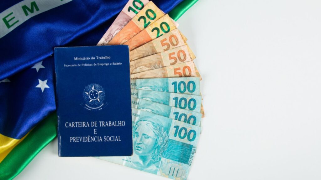Primeira parcela do décimo terceiro salário de 2026 deve ser paga até 30 de novembro, uma segunda-feira, e chega sem descontos de INSS e Imposto de Renda; empresas podem antecipar o depósito, enquanto o valor normalmente corresponde à metade do salário recebido no mês anterior