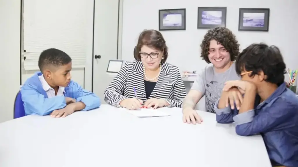 Professor solteiro do Rio adota menino que viveu 9 anos e meio em abrigo de Cuiabá, conhece o melhor amigo dele de 10 anos ouvindo o pedido “me adota também” e meses depois volta a Mato Grosso para embarcar com a guarda definitiva de um filho e a provisória do outro