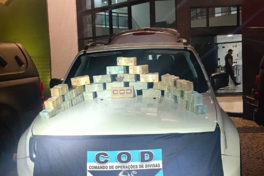 R$ 1 milhão é encontrado dentro de um carro parado em uma rodovia de Goiás, o Comando de Operações de Divisas confirma o achado e a pergunta que fica é de onde saiu tanto dinheiro