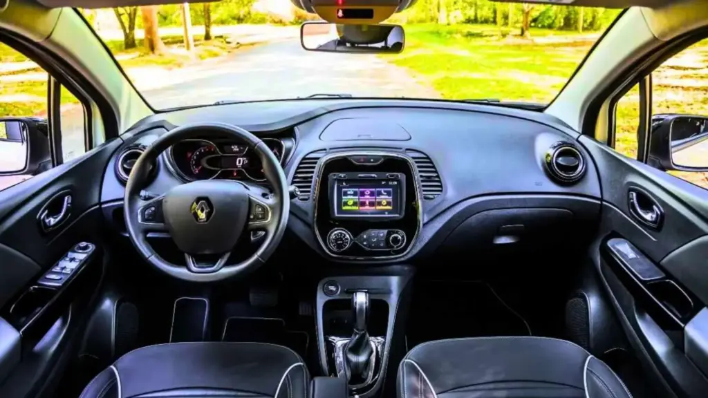 Esbanjando porta-malas de 437 litros, custando pouco mais de R$ 71 mil, Renault Captur 1.6 CVT entrega 120 cv, três metros de espaço entre os extremos e leva porte de SUV médio para preço de compacto usado Esbanjando porta-malas de 437 litros, custando pouco mais de R$ 71 mil, Renault Captur 1.6 CVT entrega 120 cv, três metros de espaço entre os extremos e leva porte de SUV médio para preço de compacto usado