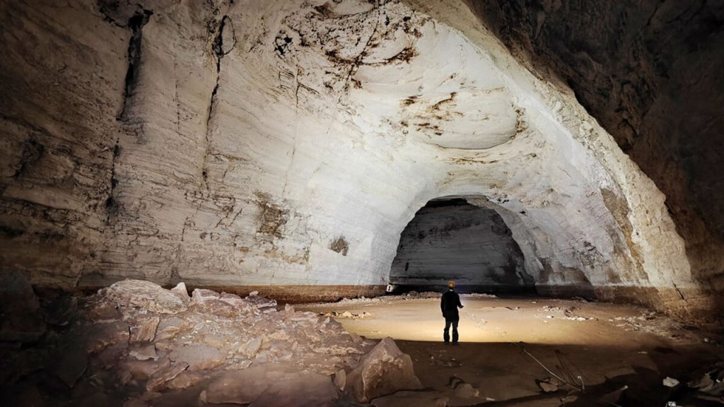 Com até 150 metros de profundidade, as cavernas deixaram marcas no chão que mal aparecem para quem passa pela região