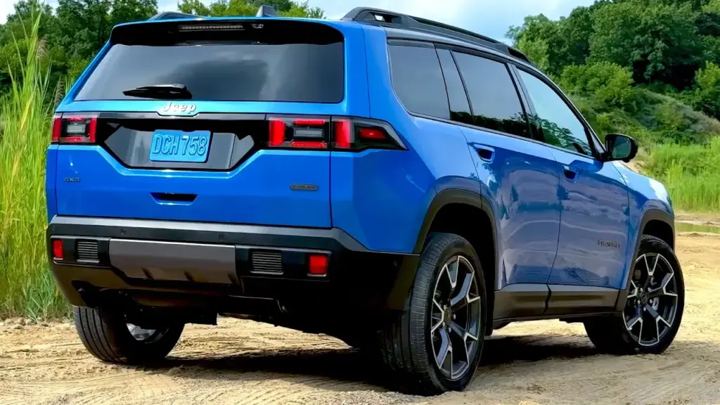 Jeep ressuscita “Cherokee raiz” para bater de frente com os SUVs modernos: ícone volta após sair de linha com 210 cv híbridos, tração 4×4, mais de 800 km de autonomia, visual quadradão e 50 anos de história nas costas