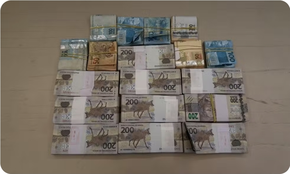 PF apreende quase R$ 1 milhão em espécie, dólares, euros, carros e joias em operação que mira deputado federal Adail Filho