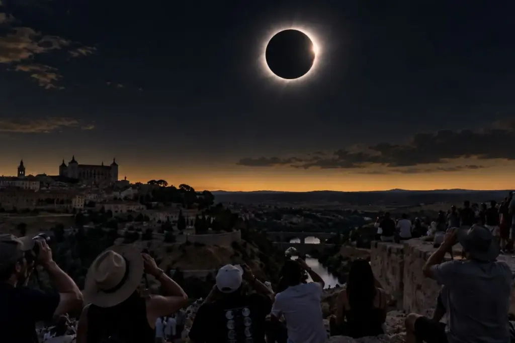 Seis minutos e 23 segundos de noite em pleno dia: o eclipse de 2 de agosto de 2027 vai ser o mais longo sobre terra firme desde 1991, ninguém vai ver outro maior até 2114, a faixa de escuridão de 258 km cruza Espanha, Egito e Arábia Saudita, e o Brasil fica de fora
