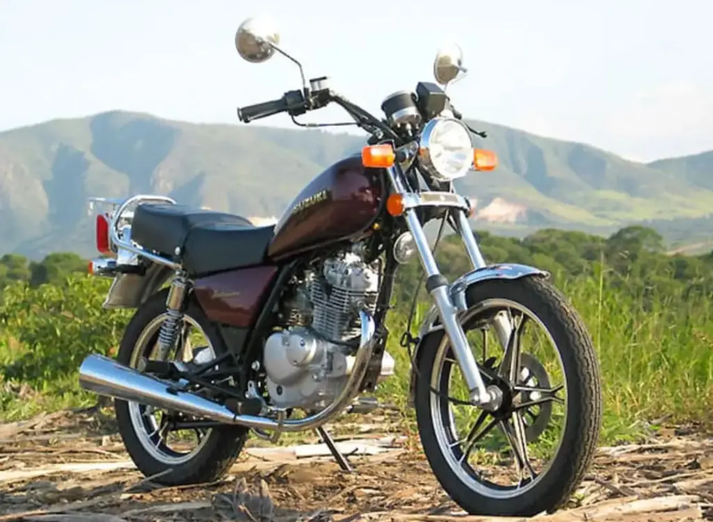 Por pouco mais de R$ 10 mil, Suzuki Intruder 125 entrega visual custom, câmbio de 5 marchas, tanque de 10,3 litros e consumo de 36,7 km/L para quem quer uma moto usada barata Por pouco mais de R$ 10 mil, Suzuki Intruder 125 entrega visual custom, câmbio de 5 marchas, tanque de 10,3 litros e consumo de 36,7 km/L para quem quer uma moto usada barata