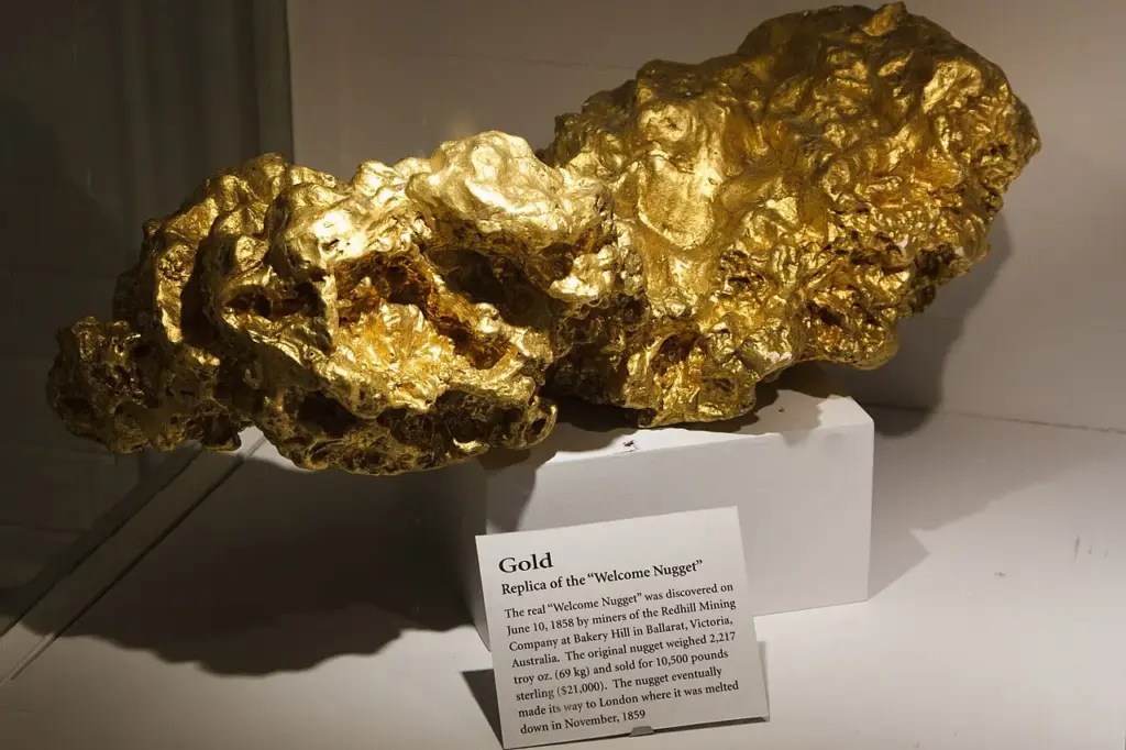 Grupo de 22 mineiros cava um túnel a 55 metros de profundidade em 1858, encontra no teto uma pepita de quase 69 quilos em formato parecido com cabeça de cavalo, leva meia hora para tirá-la do subterrâneo e o ouro acaba derretido em Londres para virar moedas
