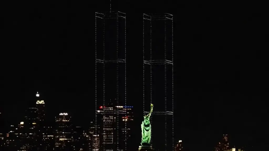 Torres Gêmeas voltam ao céu de Nova York 25 anos após o 11 de Setembro, quando 2.977 drones iluminados decolam sobre o porto, um para cada vítima dos atentados, e se posicionam até reconstruir em escala real a silhueta do World Trade Center que desapareceu do horizonte em 2001