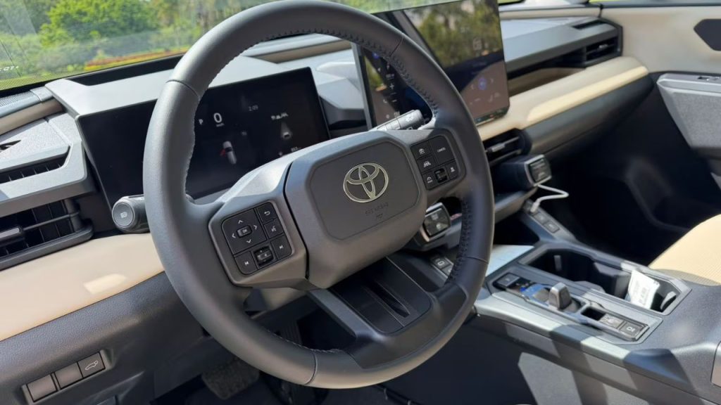 Toyota RAV4 híbrido faz 22,8 km/l na cidade, entrega 239 cv, acelera de 0 a 100 km/h em 7,5 s e passa de 1.000 km de autonomia teórica, mas custa R$ 349 mil no Brasil Toyota RAV4 híbrido faz 22,8 km/l na cidade, entrega 239 cv, acelera de 0 a 100 km/h em 7,5 s e passa de 1.000 km de autonomia teórica, mas custa R$ 349 mil no Brasil