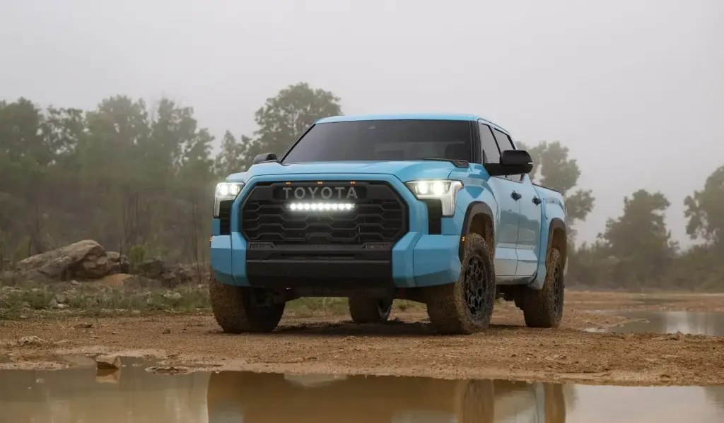 Toyota mantém fora do Brasil uma “Hilux gigante” híbrida de 437 cv: Tundra i-FORCE MAX despeja 790 Nm, reboca até 5,4 toneladas e combina V6 biturbo com motor elétrico e câmbio de 10 marchas