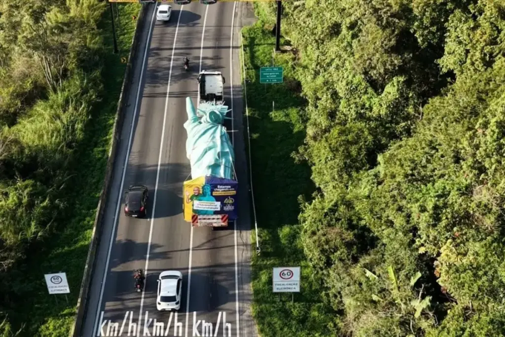 Uma Estátua da Liberdade de 24 metros, 8 toneladas e R$ 1,5 milhão sai de Camboriú (SC) esta semana para rodar 3.992 km até Macapá, onde vai virar torre de 35 metros na primeira Havan do Amapá, loja de R$ 100 milhões e 200 empregos que abre em 3 de outubro Uma Estátua da Liberdade de 24 metros, 8 toneladas e R$ 1,5 milhão sai de Camboriú (SC) esta semana para rodar 3.992 km até Macapá, onde vai virar torre de 35 metros na primeira Havan do Amapá, loja de R$ 100 milhões e 200 empregos que abre em 3 de outubro