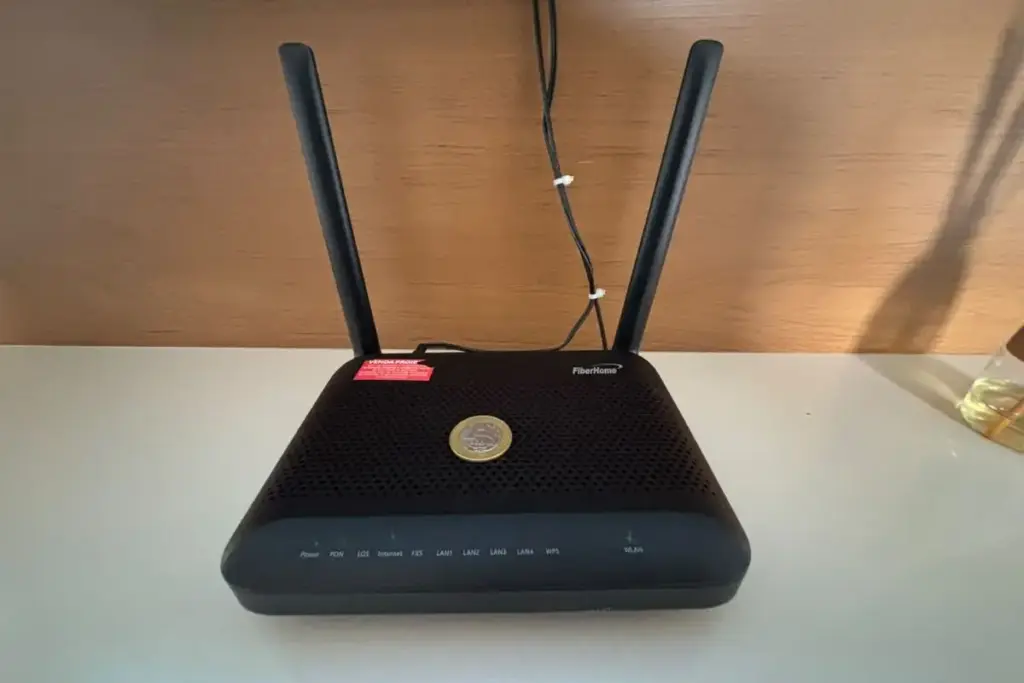 Vídeos virais ensinam a colocar uma moeda sobre o roteador para que o metal funcione como antena externa e melhore o Wi-Fi sem trocar de plano, mas a fabricante TP-Link afirma que o metal pode bloquear completamente a transmissão, e quem testou relata queda de velocidade e instabilidade severa Vídeos virais ensinam a colocar uma moeda sobre o roteador para que o metal funcione como antena externa e melhore o Wi-Fi sem trocar de plano, mas a fabricante TP-Link afirma que o metal pode bloquear completamente a transmissão, e quem testou relata queda de velocidade e instabilidade severa