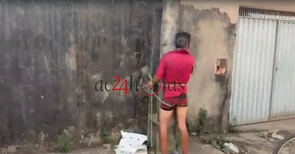 Suspeito de abusar sexualmente de quatro estudantes é amarrado em poste e agredido por moradores na Baixada da Sobral