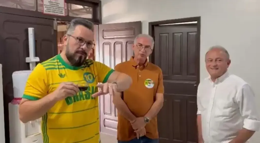 “Compro de caixa”: Alan Rick e Ricardo Leite tomam café com bolacha Miragina na empresa