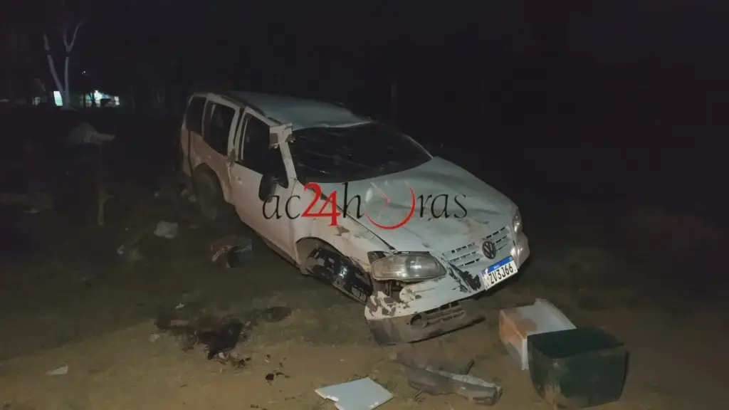 Carro capota e deixa duas pessoas feridas e cinco com escoriações na AC-10, em Rio Branco