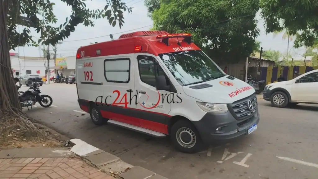 Jovem é ferido a tiros durante ataque de criminosos e morre dentro da ambulância no Seguro Distrito de Rio Branco Jovem é ferido a tiros durante ataque de criminosos e morre dentro da ambulância no Seguro Distrito de Rio Branco