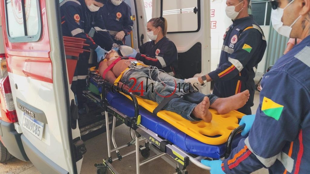 Homem cai de moto, fratura a cabeça e é levado em estado gravíssimo ao Pronto-Socorro de Rio Branco
